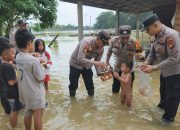 Kapolsek Kampar Kiri Hilir Hibur Anak-anak Terdampak Banjir Sembari Berikan Bantuan Sembako