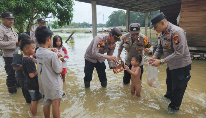Kapolsek Kampar Kiri Hilir Hibur Anak-anak Terdampak Banjir Sembari Berikan Bantuan Sembako