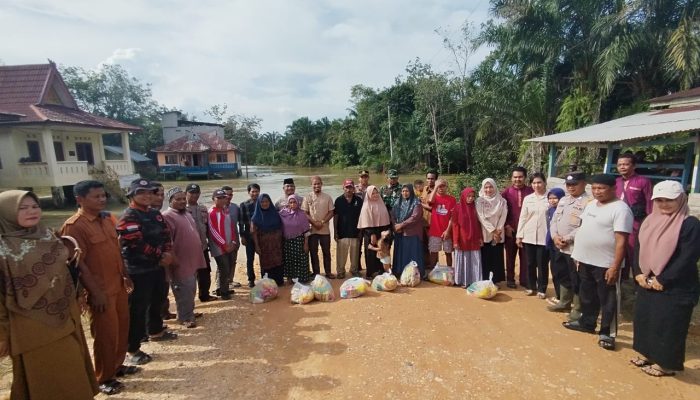 Warga Terdampak Banjir Kapolsek Ukui Gerak Cepat Salurkan Bantuan Sembako