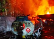 Sebuah Gudang Diduga Tempat Penimbunan BBM Terbakar Hebat di Kota Pekanbaru