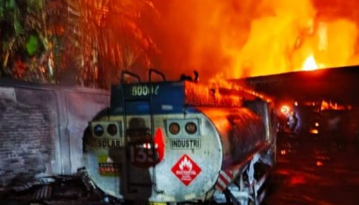 Sebuah Gudang Diduga Tempat Penimbunan BBM Terbakar Hebat di Kota Pekanbaru