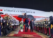 Erdogan Payungi Presiden Prabowo Saat Kunjungan ke Indonesia