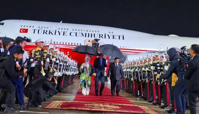 Erdogan Payungi Presiden Prabowo Saat Kunjungan ke Indonesia