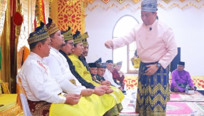 Wawako Hadiri Tradisi Tepung Tawar Untuk DPRD Kota Pekanbaru 2024-2029