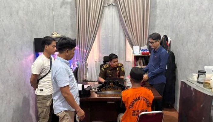 Mantan Kades Desa Deras Tajak Tersangka Kasus Dugaan Korupsi Dana Desa Diserahkan Ke Kejari Kampar