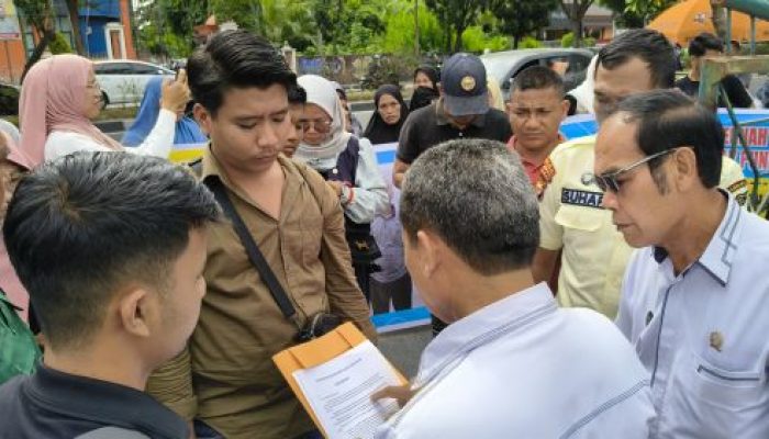 Breaking news…!!! Mahasiswa dan Masyarakat Desa Kuntu Darussalam Geruduk Kantor Pengadilan Tinggi Riau