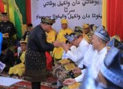 Walikota Pekanbaru dan Wawako Pekanbaru Jalani Prosesi Tepung Tawar di Kantor LAMR
