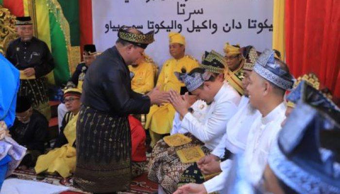 Walikota Pekanbaru dan Wawako Pekanbaru Jalani Prosesi Tepung Tawar di Kantor LAMR