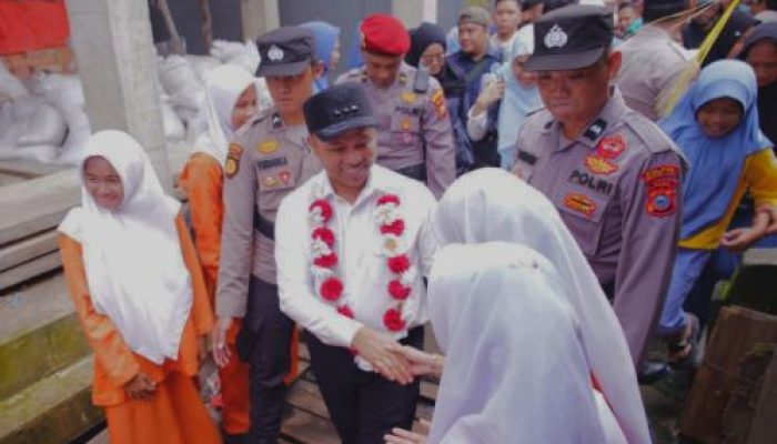 Perdana Injakan Kaki Ke Inhil Setelah Dilantik Presiden, Gubri Abdul Wahid Blusukan ke Desa Terpencil