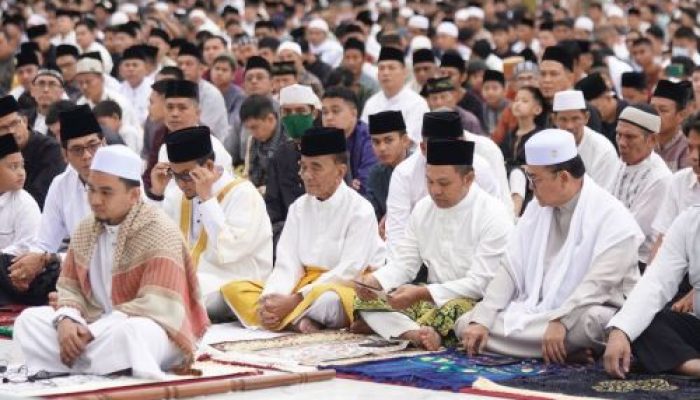 Laksanakan Sholat Idul Fitri, Ribuan Masyarakat Riau Padati Masjid Raya An-Nur Bersama Gubri
