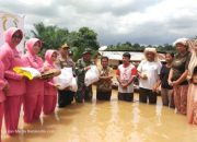 Banjir Bukan Halangan Untuk Melakukan Kebaikan, Jajaran Polsek Tapung Bagikan Sembako Untuk Warga Terdampak Banjir