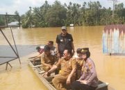 Kapolsek Kampar Dampingi Bupati dan Wabup Kampar Tinjau dan Bantu Warga Terdampak Banjir