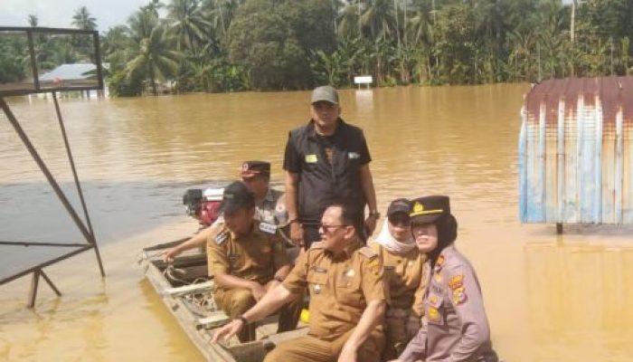 Kapolsek Kampar Dampingi Bupati dan Wabup Kampar Tinjau dan Bantu Warga Terdampak Banjir