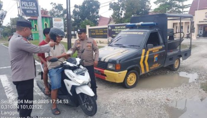 Polsek Bangkinang Kota Bagikan Takjil Gratis, Rasa Kepedulian di Bulan Ramadhan