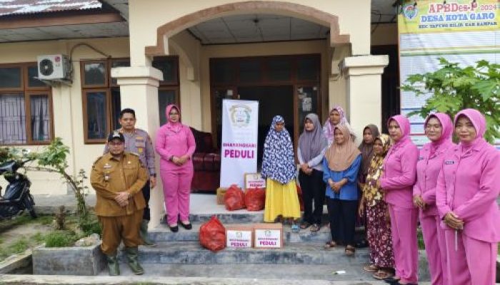 Prihatin Dengan Kondisi Masyarakat Terdampar Banjir, Polsek Tapung Hilir Salurkan Bantuan di Desa Kota Garo