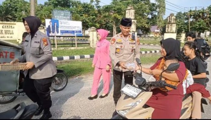 Berbagi Kebahagiaan, Polsek Siak Hulu dan Bhayangkari Bagikan Takjil Gratis Ke Masyarakat
