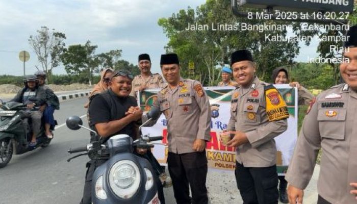 Peduli di Bulan Ramadhan, Polsek Tambang Kembali Berbagi Takjil Gratis