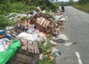 Sangat Memalukan, Tumpukan Sampah Sudah Sampai Ditengah Jalan