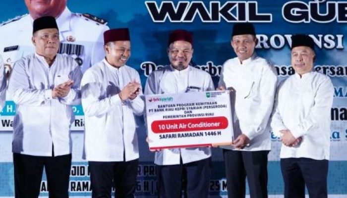 Gubri Abdul Wahid dan Wagubri SF Harianto Salurkan Bantuan CSR Bank BRK Syariah, Tingkatkan Kenyamanan Jamaah Beribadah