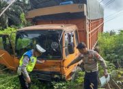 Alami Rem Blong Saat Terjang Banjir, Truk Fuso Tabrak Innova 1 Penumpang Luka Parah 