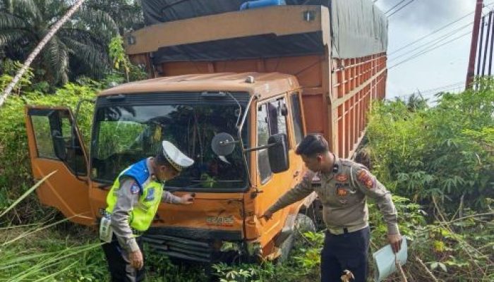 Alami Rem Blong Saat Terjang Banjir, Truk Fuso Tabrak Innova 1 Penumpang Luka Parah 