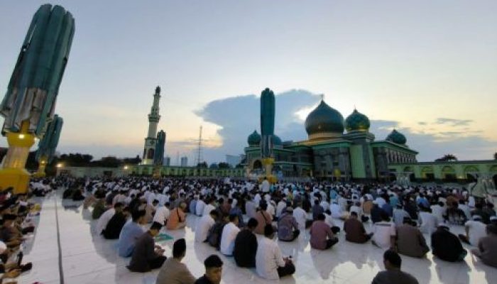 Ribuan Warga Masyarakat Riau Padati Masjid Annur Riau, Buka Puasa Bareng Gubri dan Wagubri