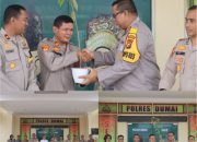 Dihari Ultah Salah satu Personil Polres Dumai Mendapatkan Hadiah Dari Kapolres Secara Simbolis