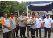 Kapolres Dumai Menerima Plakat Penghargaan Pada Peringatan Hari Buruh Internasional 2025