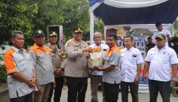 Kapolres Dumai Menerima Plakat Penghargaan Pada Peringatan Hari Buruh Internasional 2025