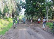 TMMD Ke-124 Bersama Masyarakat Kelurahan Bukit Kayu Kapur Bahu Membahu Bergatong Royong Membangun Jalan