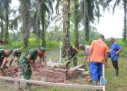Semangat Gotong Royong Masyarakat Kelurahan Bukit Kayu Kapur Bersama TMMD ke-124 Kodim 0320 Dumai
