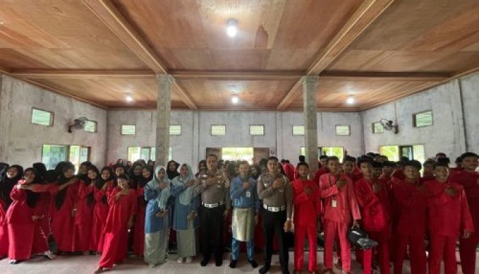Satlantas Polres Kampar Edukasi Siswa SMA N 2 Kampar Kiri Tengah Tertib Berlalu Lintas, Bagikan Helm SNI