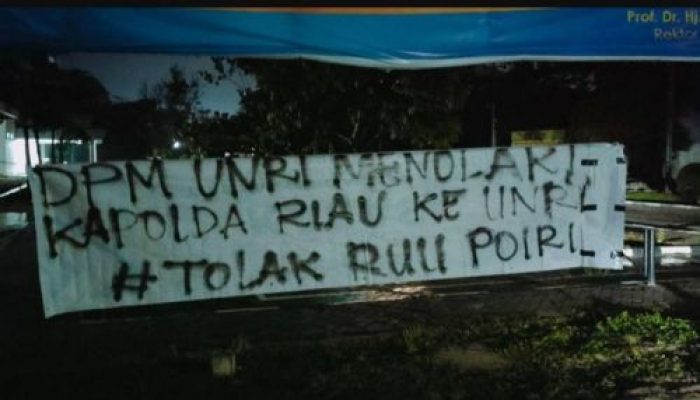 Viral, Spanduk Tolak Kedatangan Kapolda Riau ke UNRI