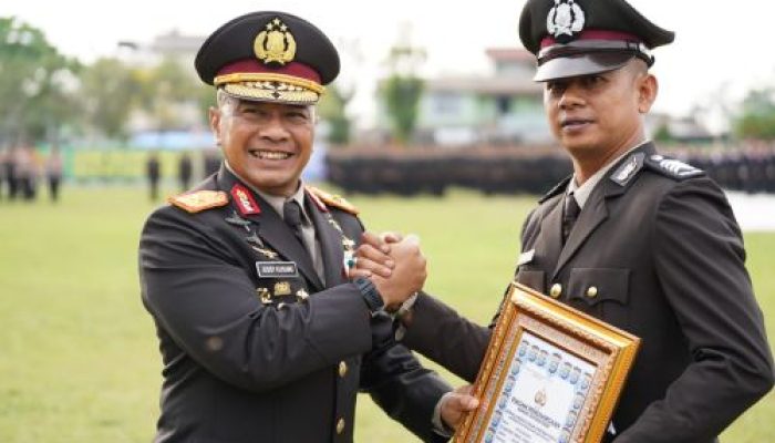 Polda Riau Gelar Upacara Peringatan Hari Lahir Pancasila, Bripka Agus Budiadi Terima Penghargaan Atas Prestasi Gemilang