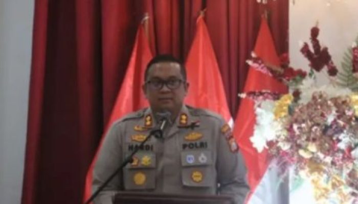 Kapolres Dumai Memberikan Sport Kepada Anak-anak Wisuda Tahfidz TPQ Raudhatu Tilawatil Qur’an Kota Dumai