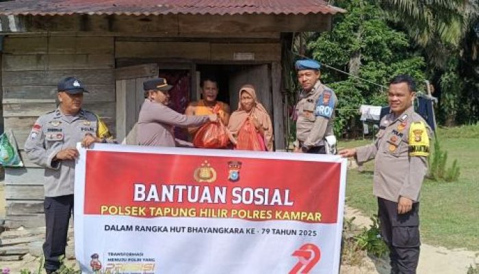 Polsek Tapung Hilir Bagikan Sembako: Merajut Silaturahmi, Wujudkan Kamtibmas yang Kondusif