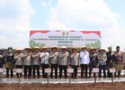 Pada HUT Bhayangkara ke-79 Kapolda Riau Menanam 79 Pohon dan Jagung di kota Dumai
