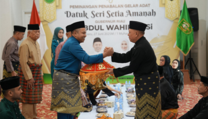 Gubri Abdul Wahid Sandang Gelar Datuk Setia Amanah