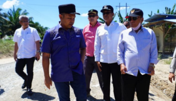 Mengatasi Debu dan Jalan Rusak, Gubri Abdul Wahid Instruksikan Pemda Rohil