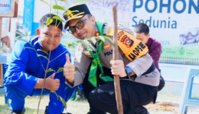 Polres Dumai Beserta Jajaran Polsek Se_kota Dumai Gelar Penanaman Pohon Serentak, Dalam Peringatan Hari Pohon Sedunia