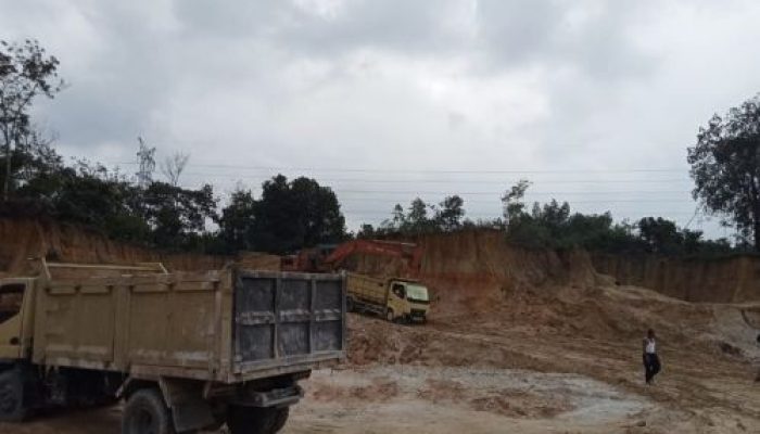 BREAKING NEWS: Galian Tanah Ilegal Beroperasi Bebas di Belakang Kantor Desa Simpang Kubu, Warga Tantang Polres Kampar Bertindak