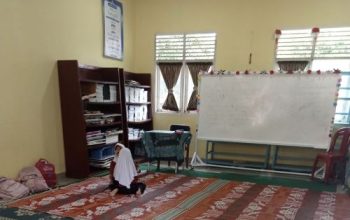 Miris! 3 Kelas SDN 005 Langgini Belajar di Lantai, Siswa Dipaksa Bawa Meja Sendiri