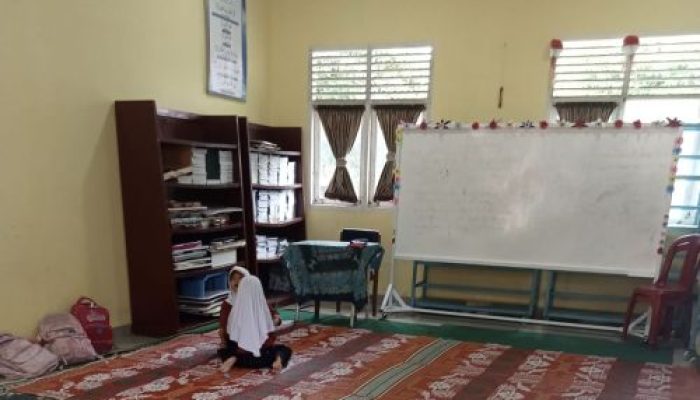Miris! 3 Kelas SDN 005 Langgini Belajar di Lantai, Siswa Dipaksa Bawa Meja Sendiri