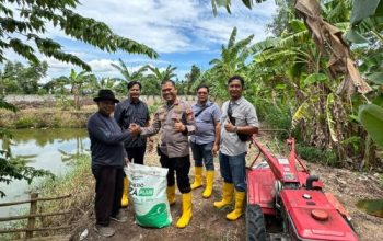 Polsek Kawasan Pelabuhan Dumai Melaksanakan Kegiatan Sosial Bersama Dengan Para Petani