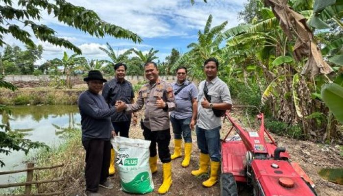 Polsek Kawasan Pelabuhan Dumai Melaksanakan Kegiatan Sosial Bersama Dengan Para Petani