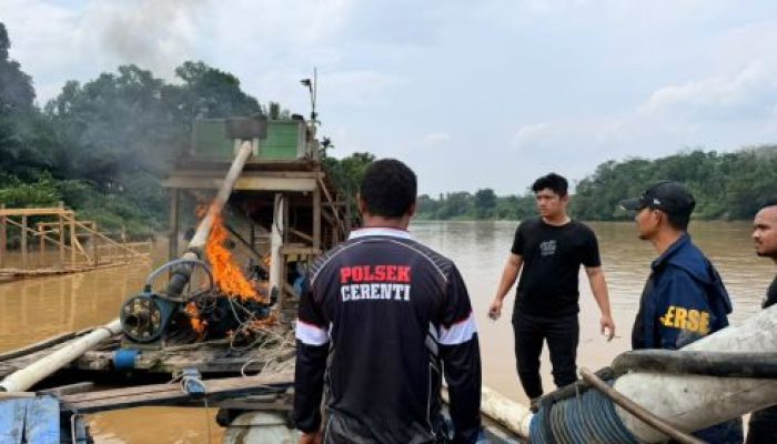 Polda Riau Ratakan Peralatan PETI di Sungai Teluk Kuantan Singingi