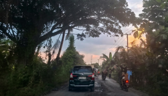 Diduga Melanggar Aturan ODOL, Truk Batu Bara Bikin Jalan Kuala Cinaku Makin Parah