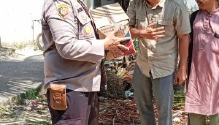 Jumat Barokah Polsek Kampar, Kapolsek Langsung Serahkan Bantuan ke Korban Kebakaran Desa Penyasawan