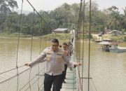 Jalan Kaki Melintasi Jembatan Gantung, Kapolres Kampar Cek Kesiapan Lokasi Ekspedisi Merah Putih Presisi