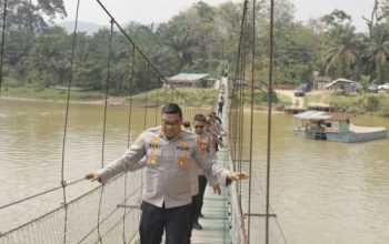 Jalan Kaki Melintasi Jembatan Gantung, Kapolres Kampar Cek Kesiapan Lokasi Ekspedisi Merah Putih Presisi
